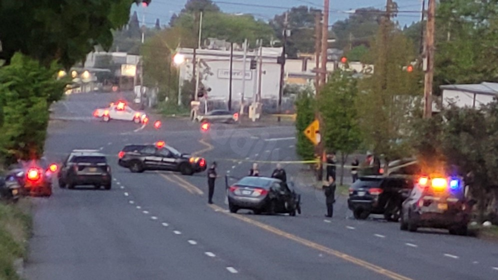 Woman in custody after police chase ends in 3-vehicle crash in NE Portland