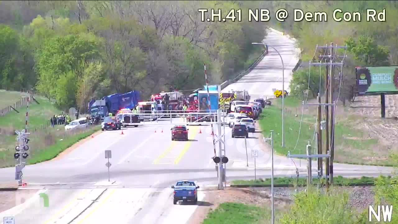Garbage truck causes 5-vehicle crash in Shakopee, 1 critically hurt