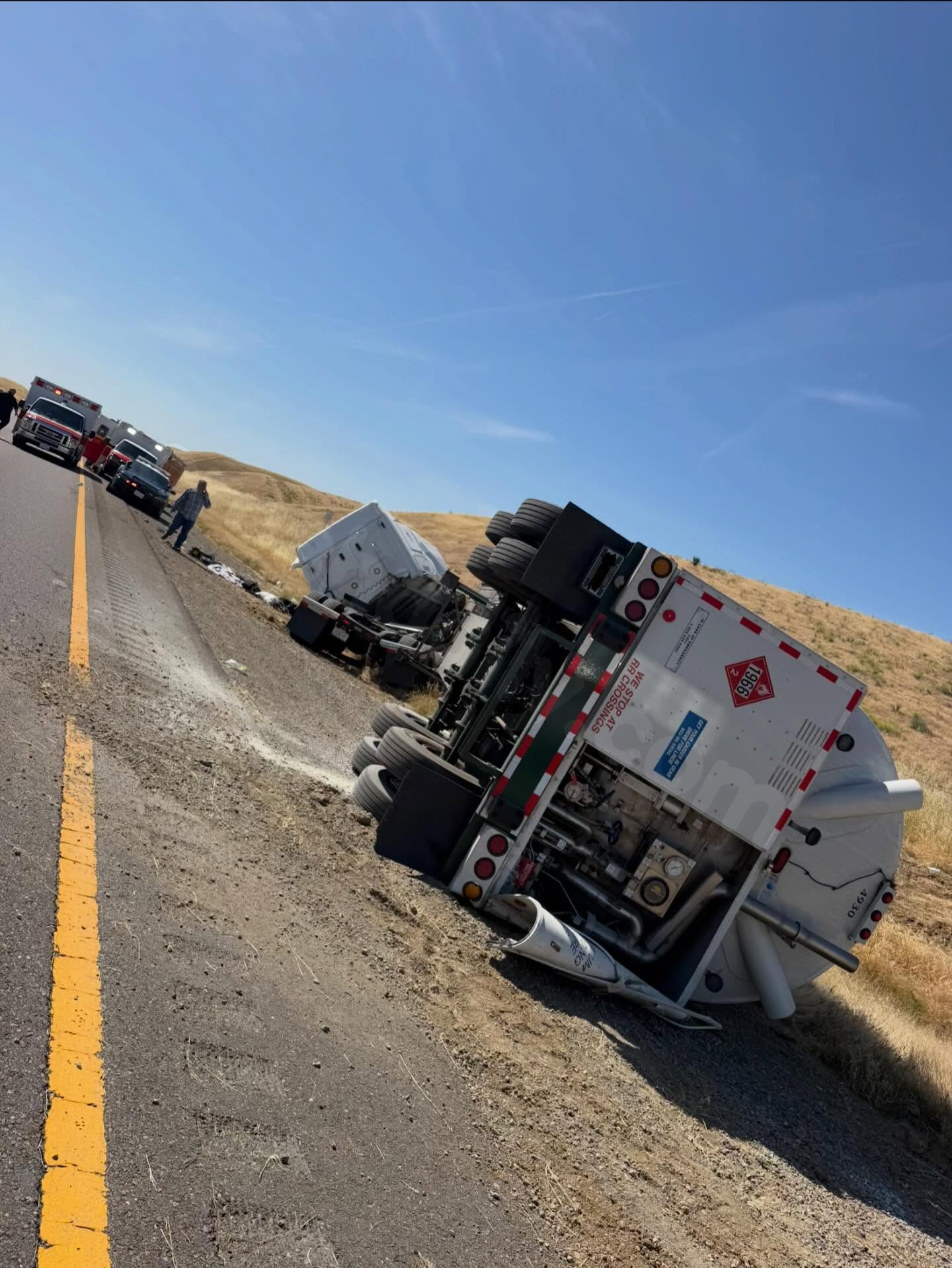 I-5 closes after big rig crash causes hazmat situation