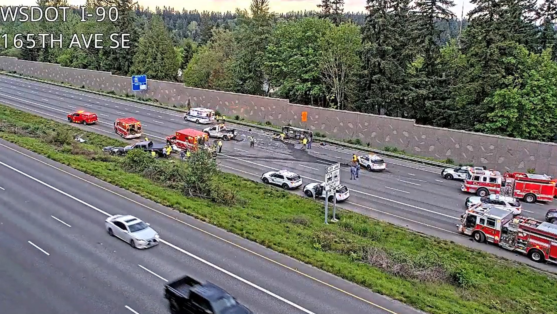 4 people injured in rollover crash blocking westbound I-90 in Bellevue