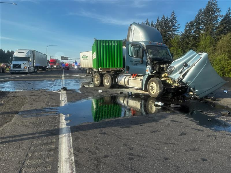 3 semi-trucks crash on I-5, close all lanes in Lewis County