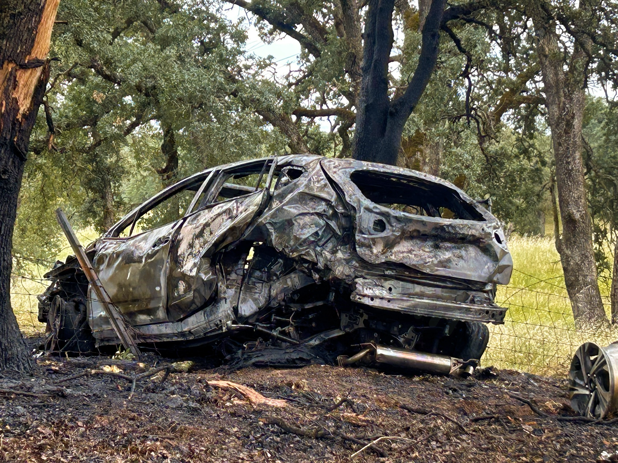 Folsom crash results in car and grass fires, 3 injured