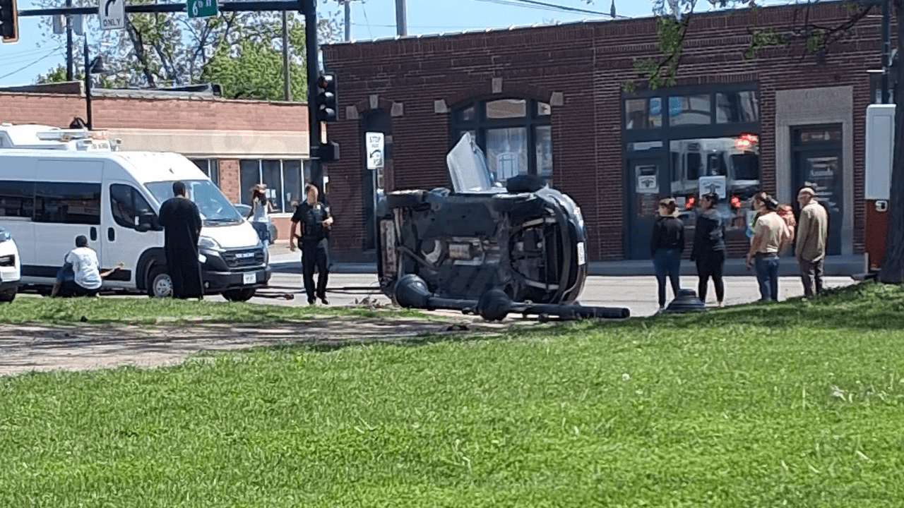 Injury reported in rollover accident in Des Moines