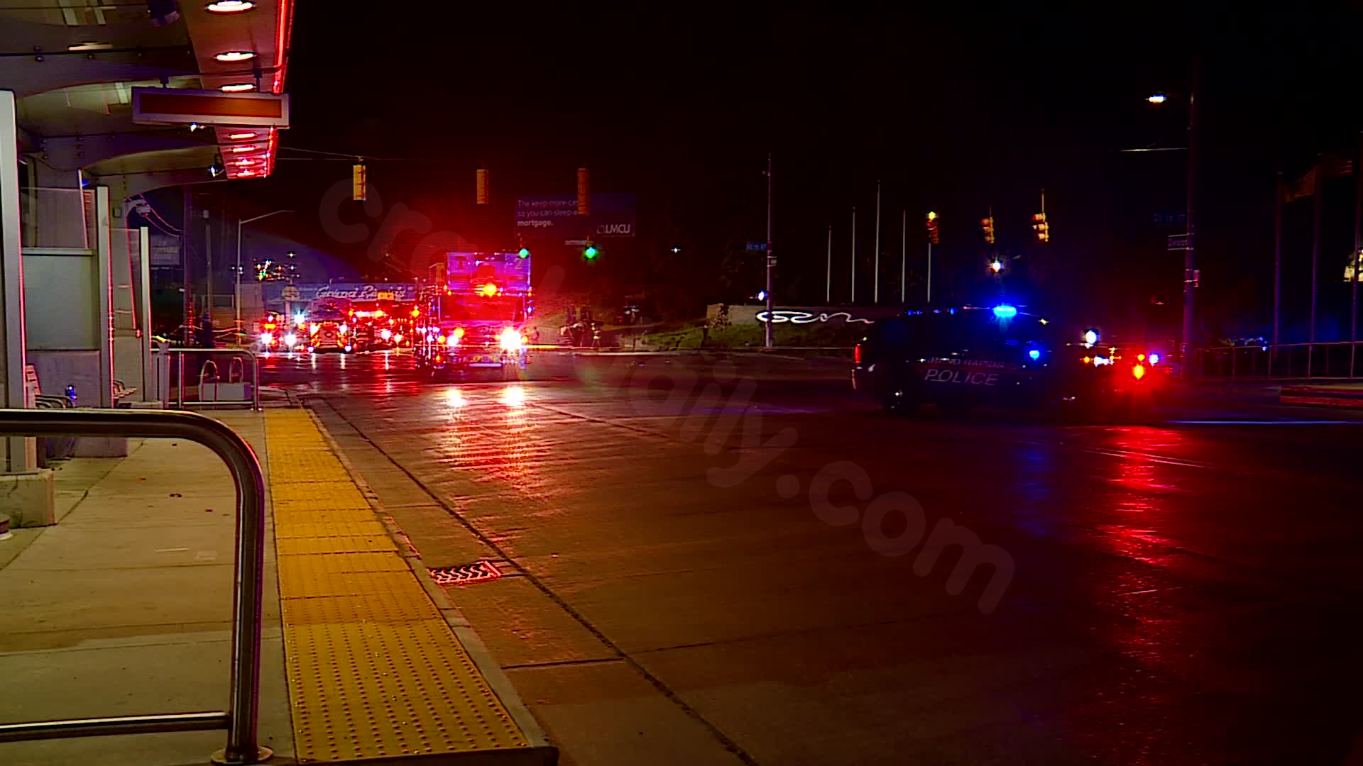 Police: 1 dead after late-night crash in Grand Rapids