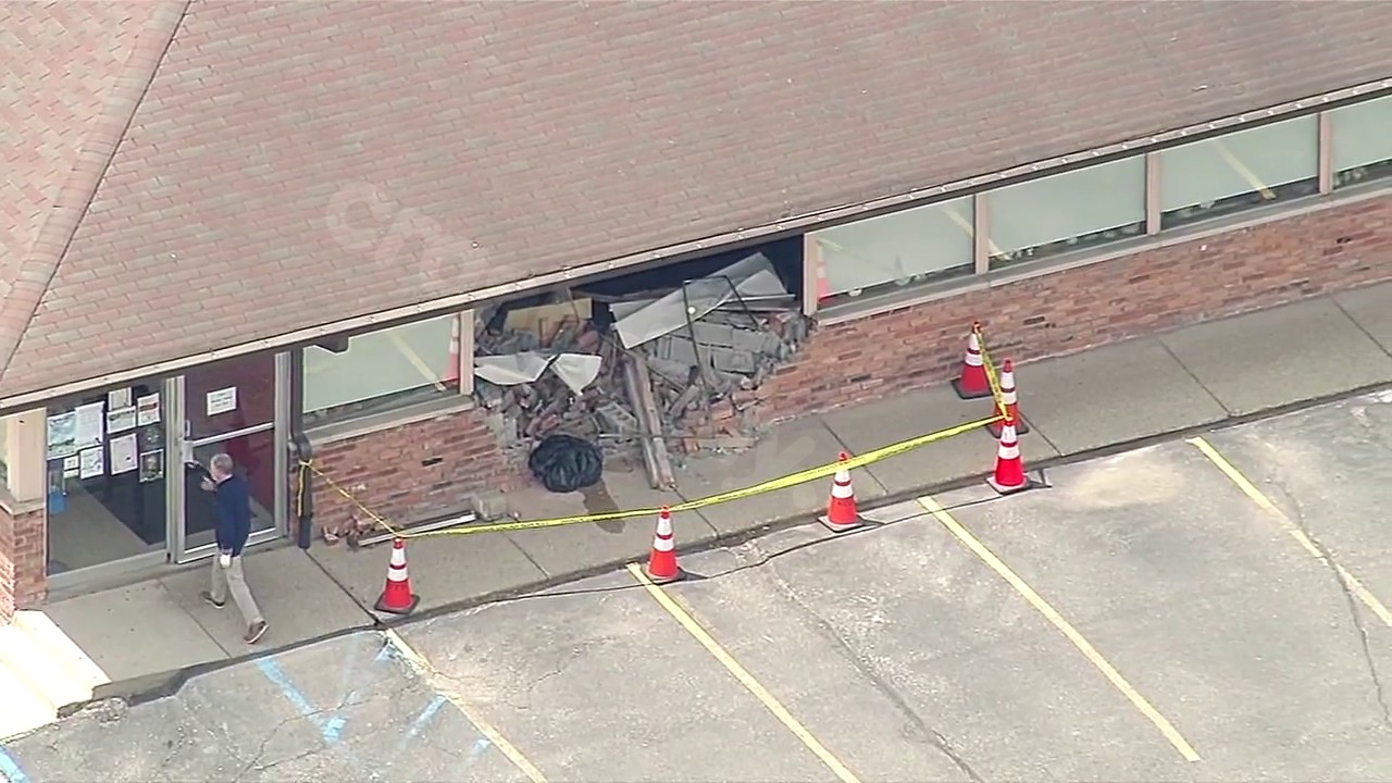 Driver crashes into Northville diner while trying to park