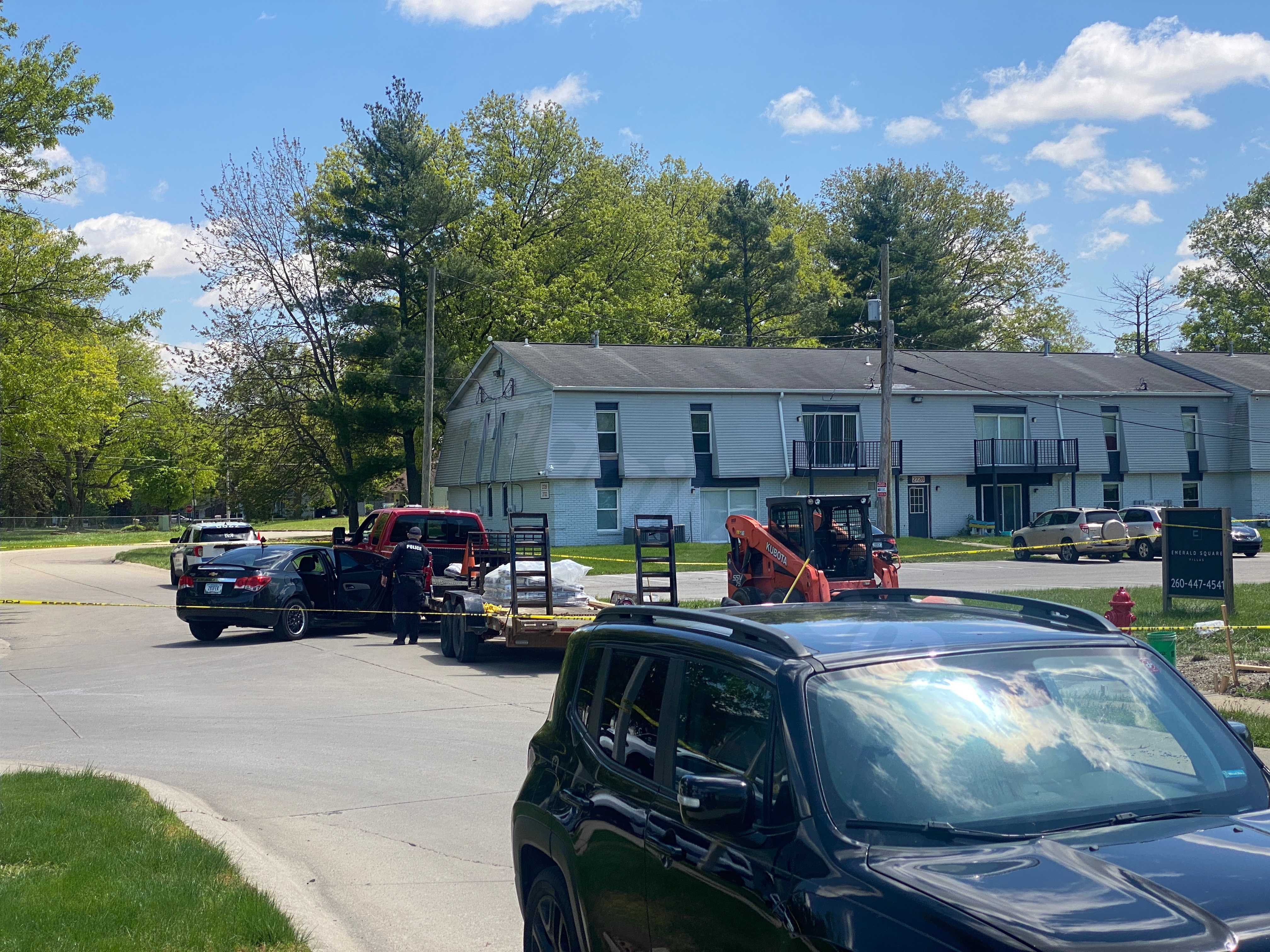 Police investigate crash, find dead body nearby in Fort Wayne neighborhood