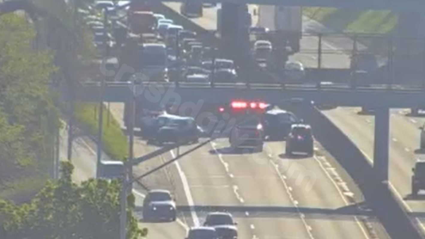 Traffic begins moving again after crash on WB I-94 closed freeway at Outer Drive