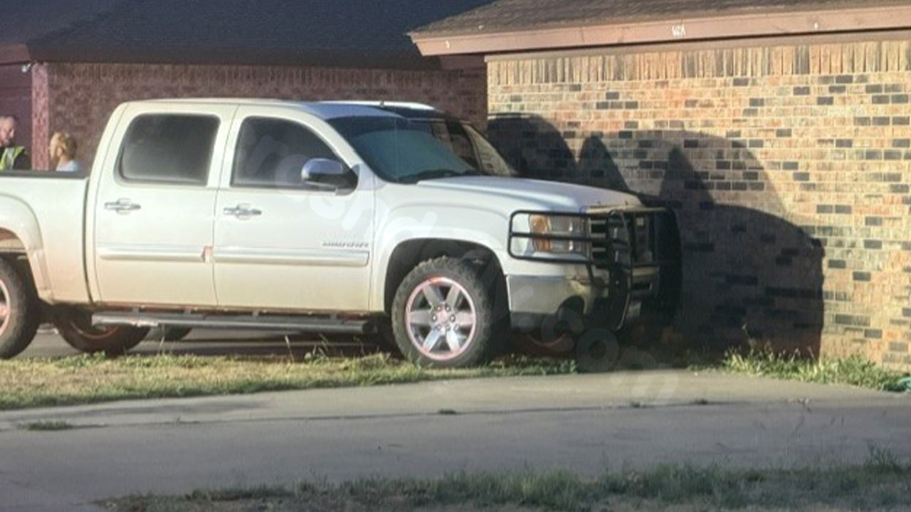 Car crashes into Lubbock house Monday morning