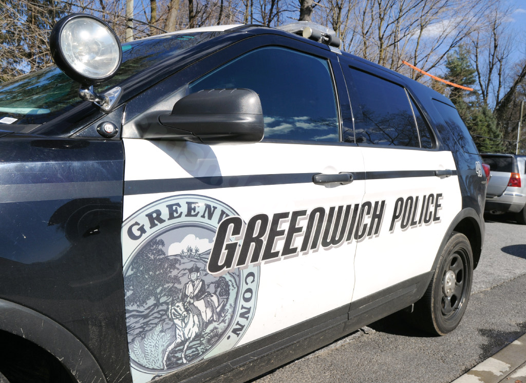 Driver killed after speeding Lexus crashes into pole in Greenwich: Police