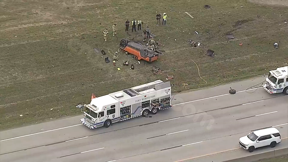 One dead in rollover accident, closing all southbound lanes of West Loop 820 near Fort Worth