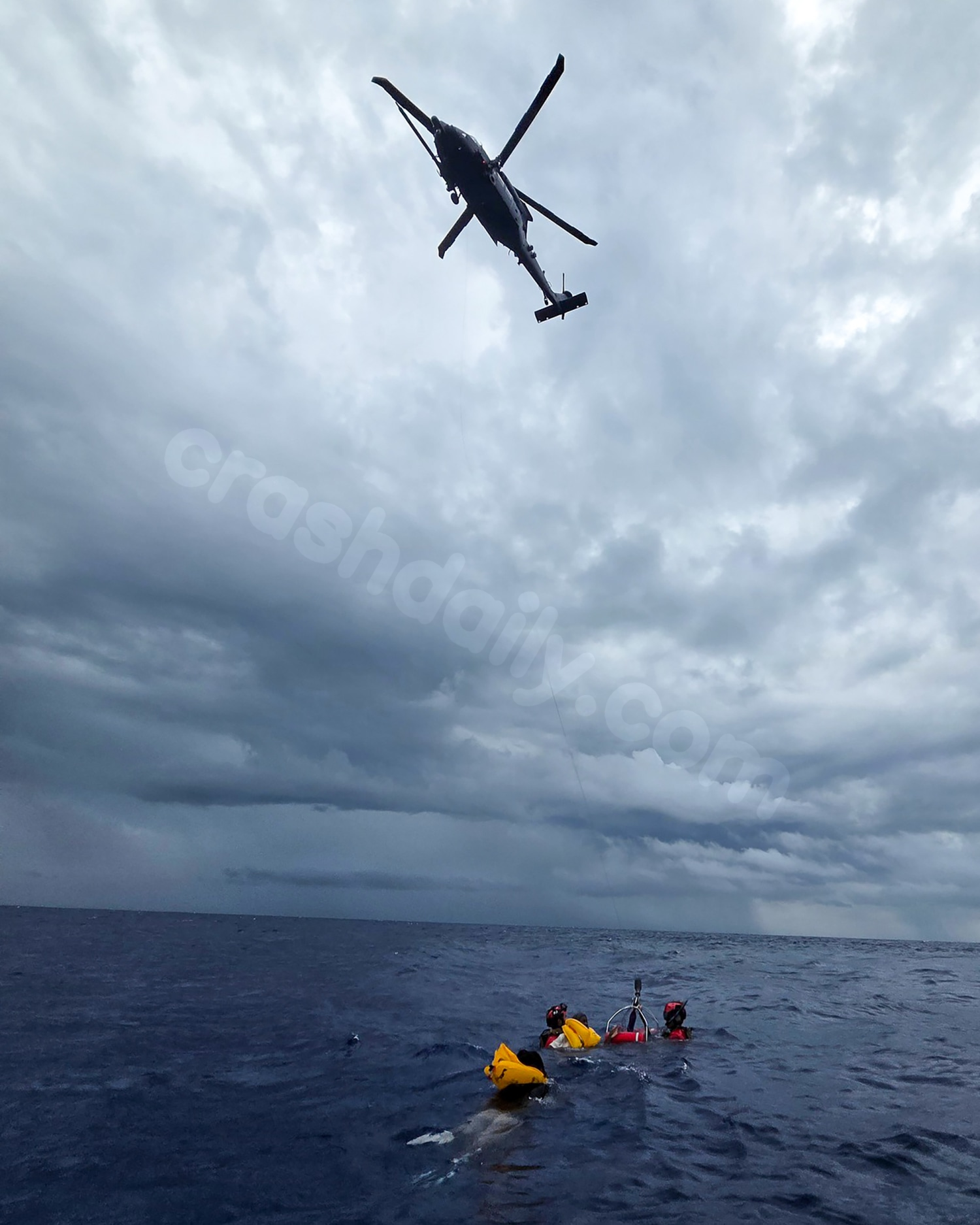 11 people survive plane crash off Florida coast