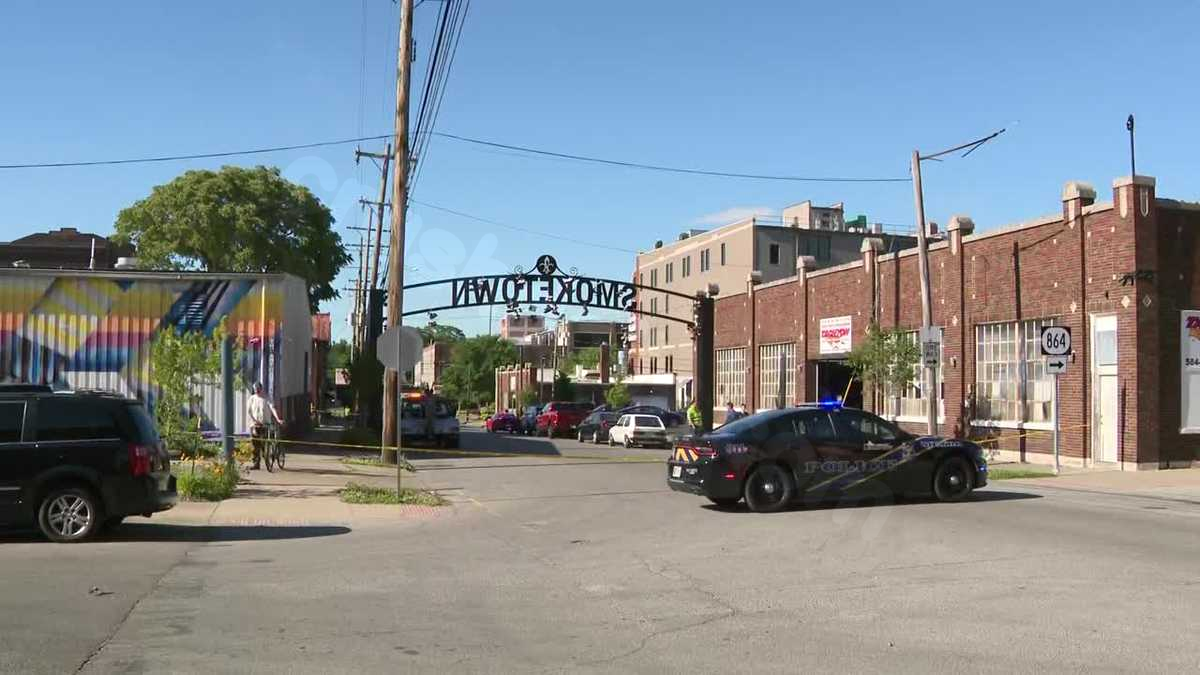 Woman dead, 2 injured after car crashes into building in Smoketown