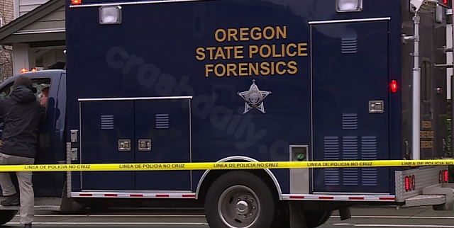 1 dead, 1 injured after 3-car crash on Oregon highway