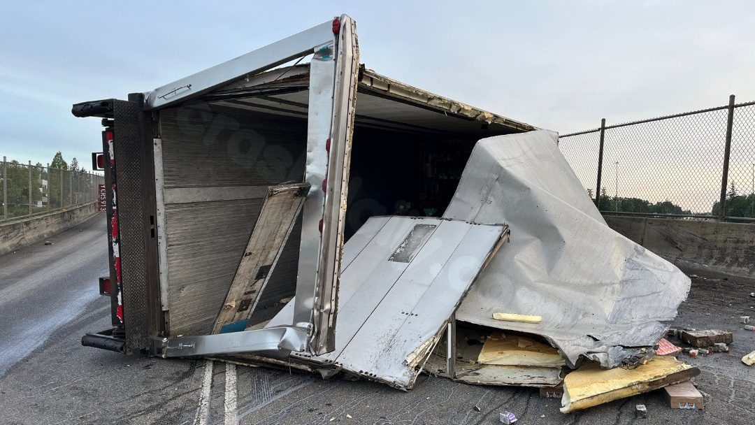 Off-ramp rollover crash slows northbound I-5 traffic Monday morning