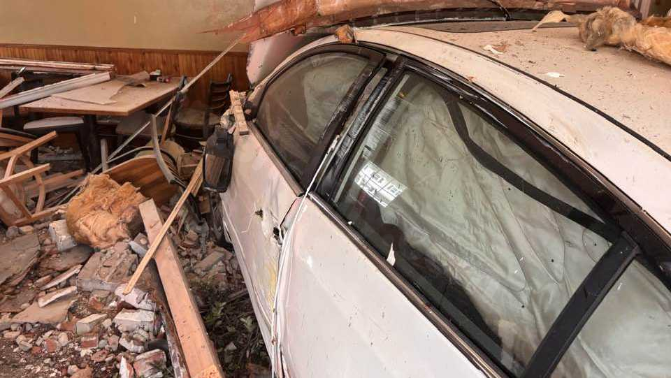 Algiers restaurant closed after car crashed into building. See the photos