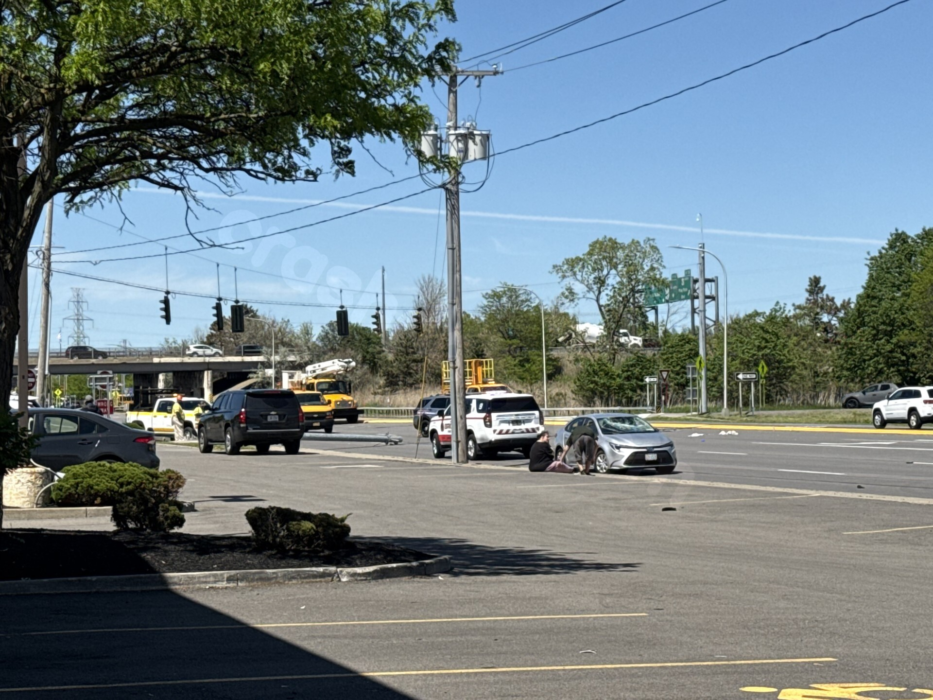 Crash closes I-290 near Niagara Falls Boulevard