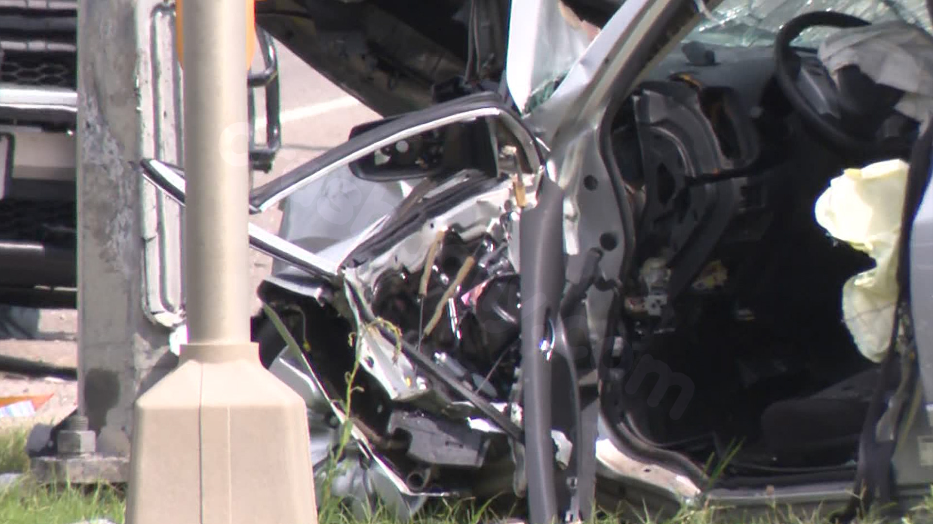 1 dead, 1 seriously injured after vehicle hits traffic pole off FM 969