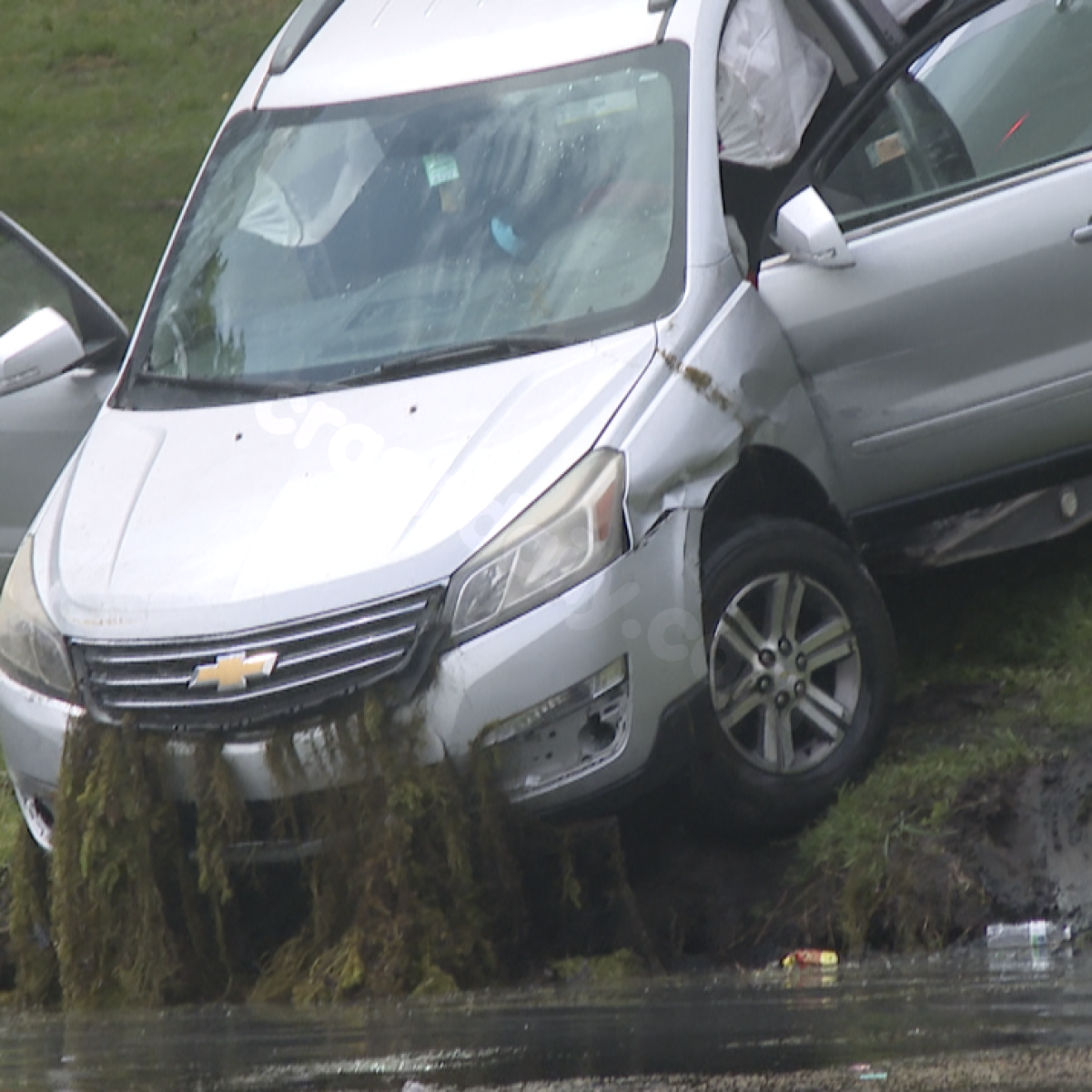 1 hospitalized after car crashes into lake at Benson Park