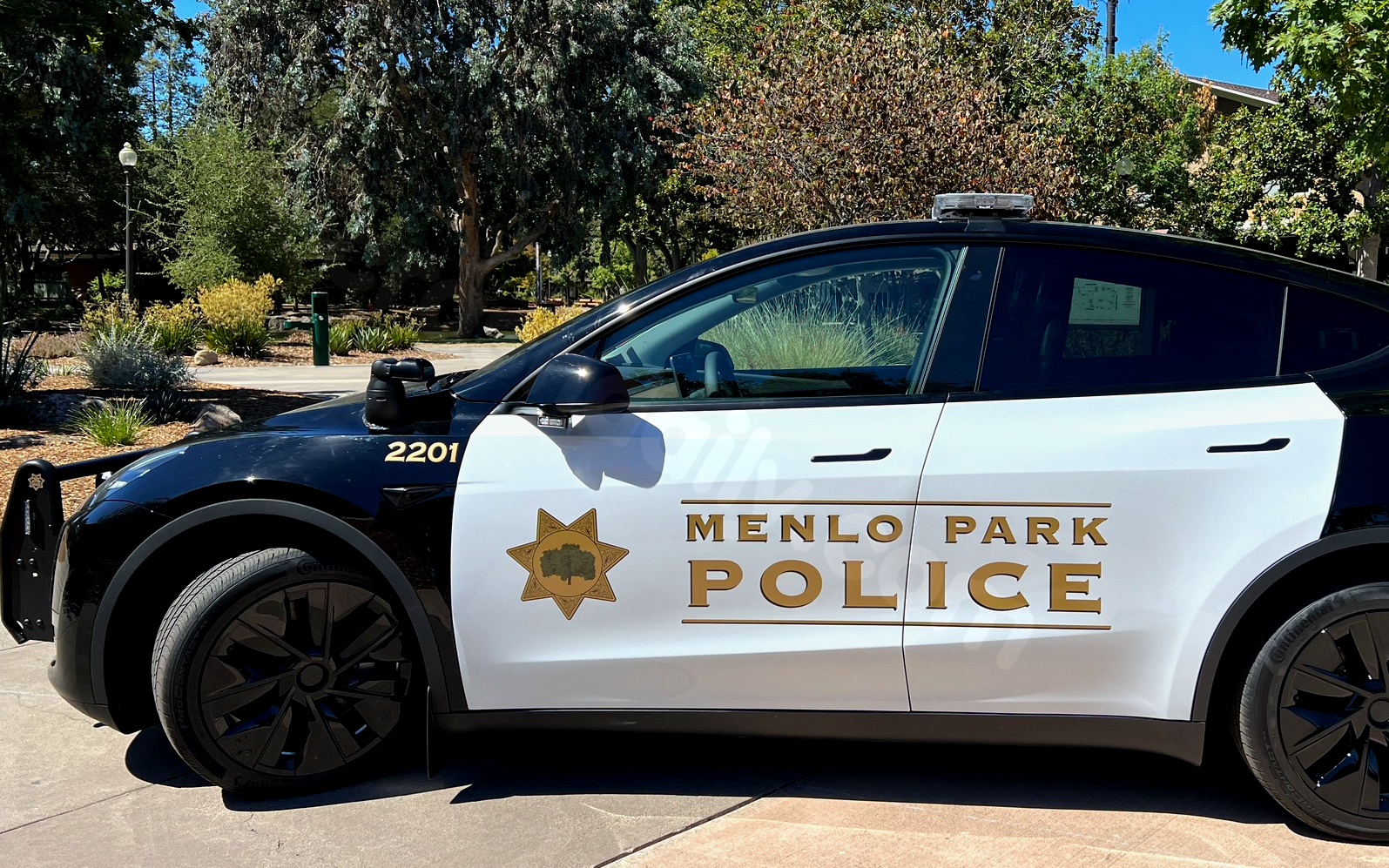 Crash in Menlo Park downs power line on Ravenswood, people asked to avoid area