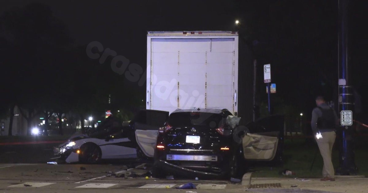 Woman killed in crash in Chicago's Grand Crossing community, driver bails