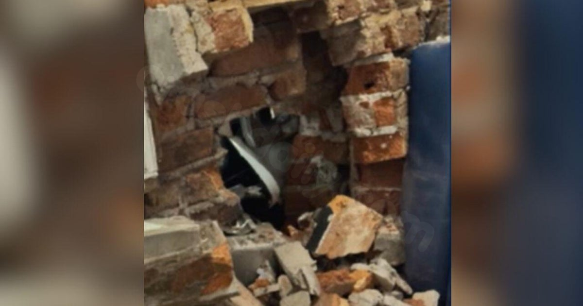 6-year-old injured after car crashes into Baltimore restaurant