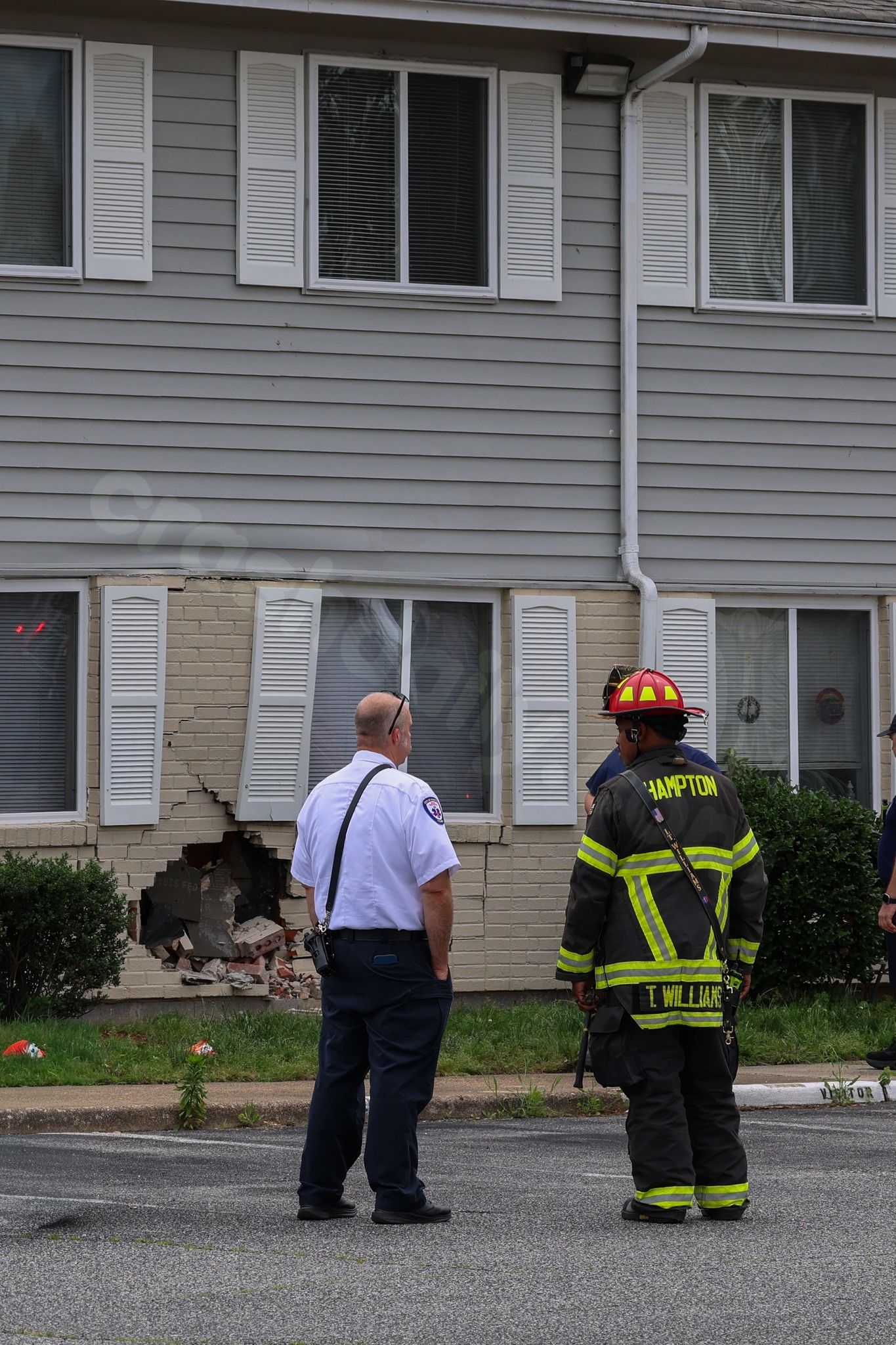 Car crashes into Hampton apartment building, no injuries reported