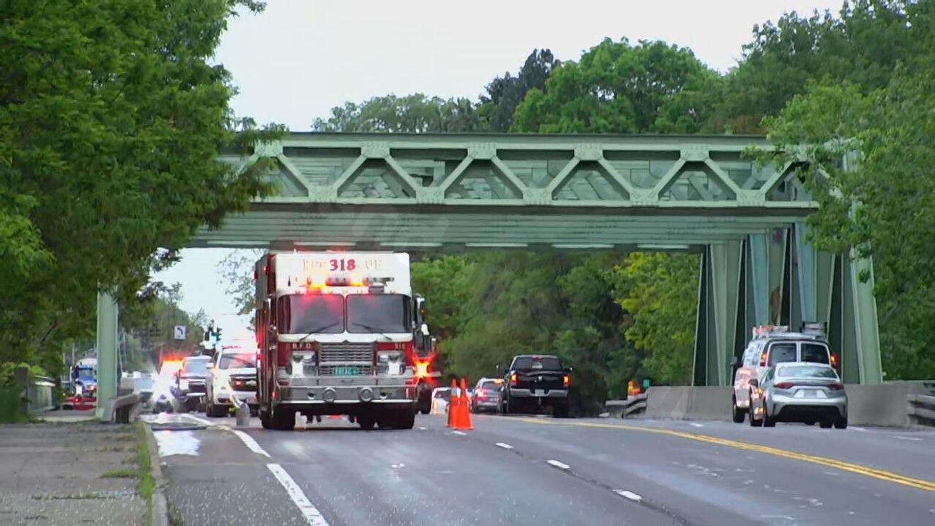 2 injured in Perinton crash along Erie Canal bridge; road closed