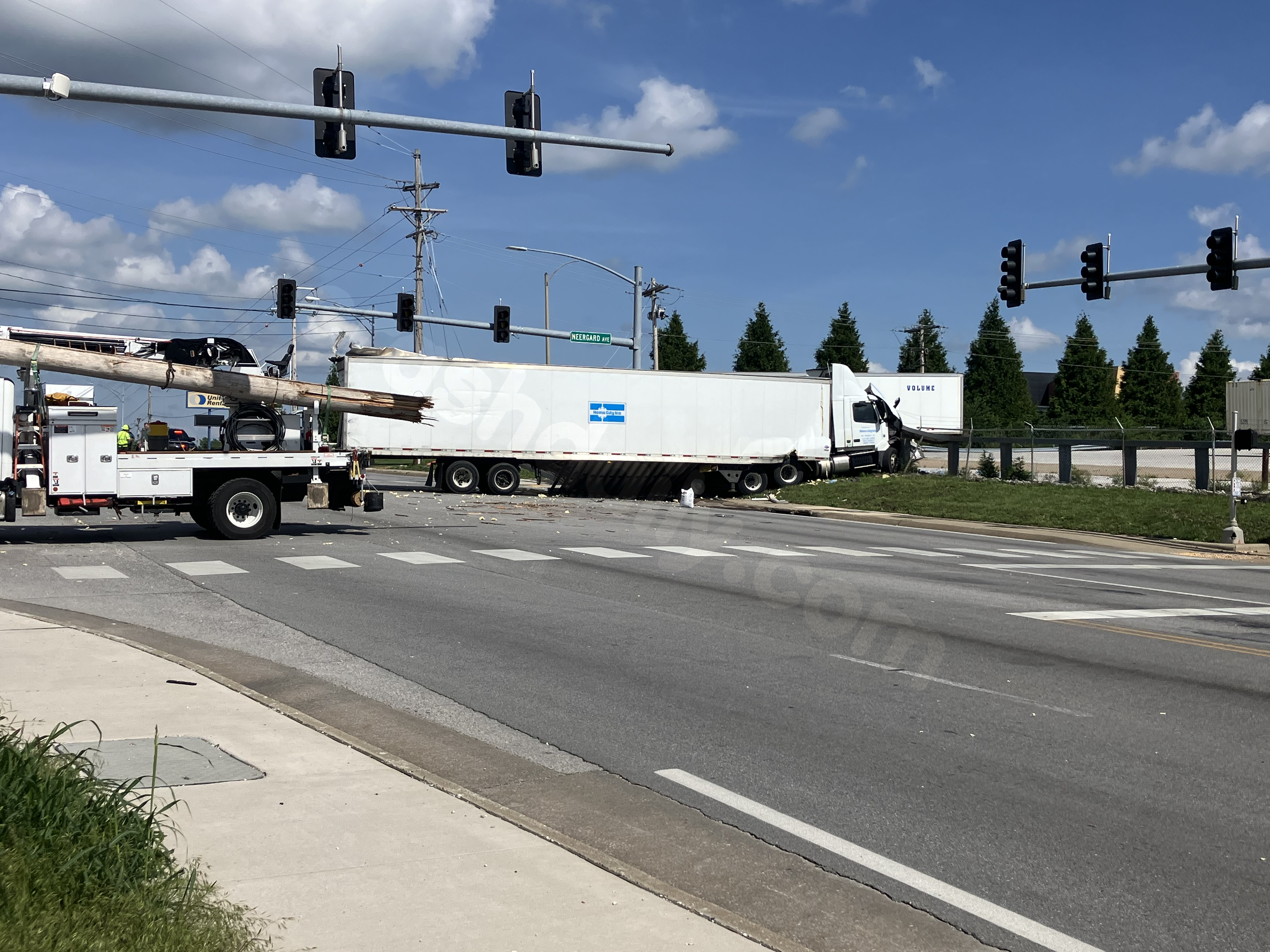 Multi-vehicle crash causes power outage in northeast Springfield