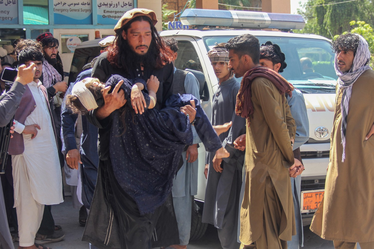 Truck carrying returning refugees crashes in eastern Afghanistan, killing 22