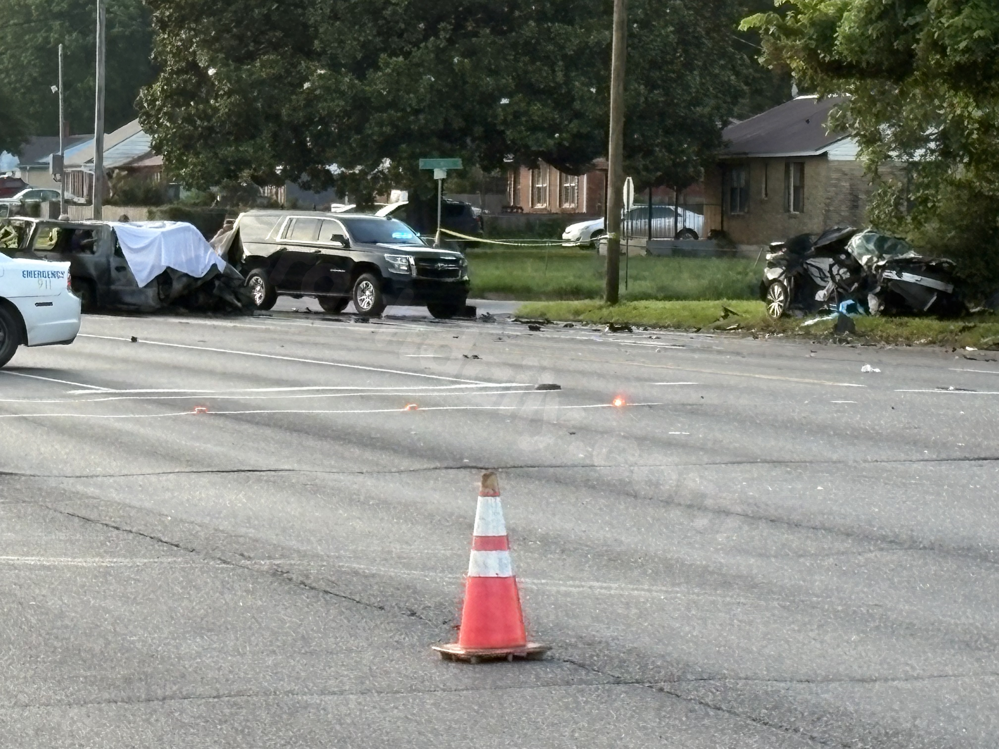 2 dead, 1 critically injured in crash near Memphis airport