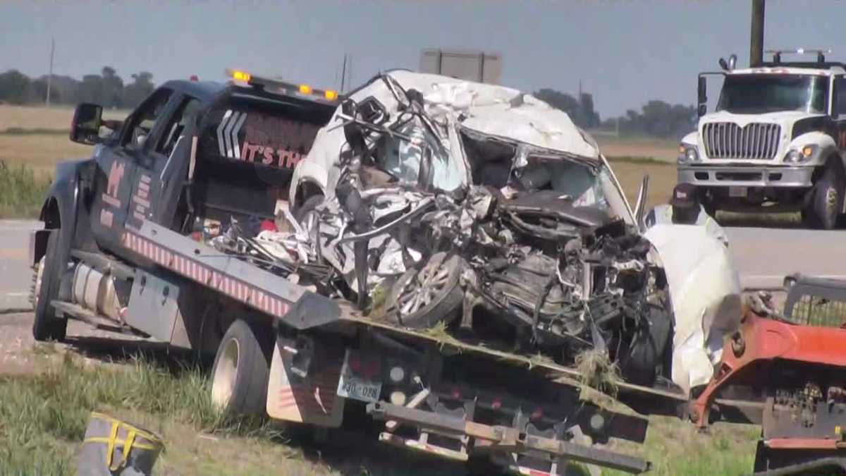 Head-on crash involving semi leaves 2 people dead on Highway 33 near Kingfisher