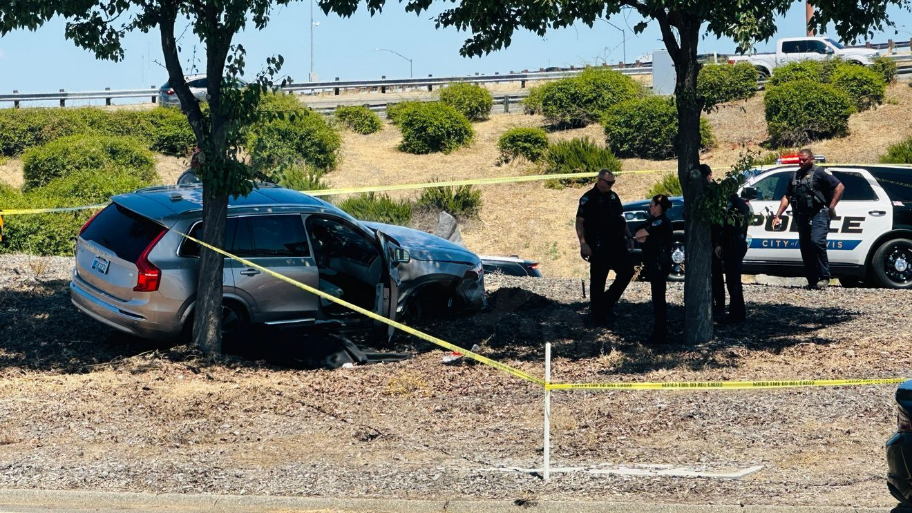 Man dies after vehicle hits guardrail along Hwy 168 ramp in Clovis