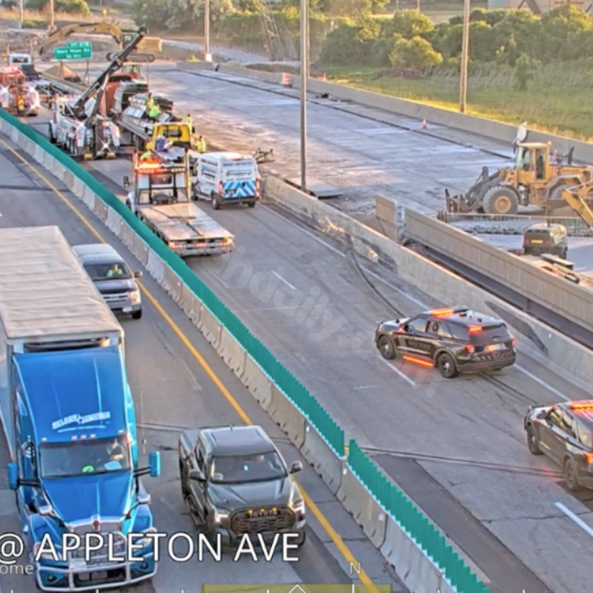 Crash closes all lanes on I-41 north from Silver Spring Drive to Appleton Avenue