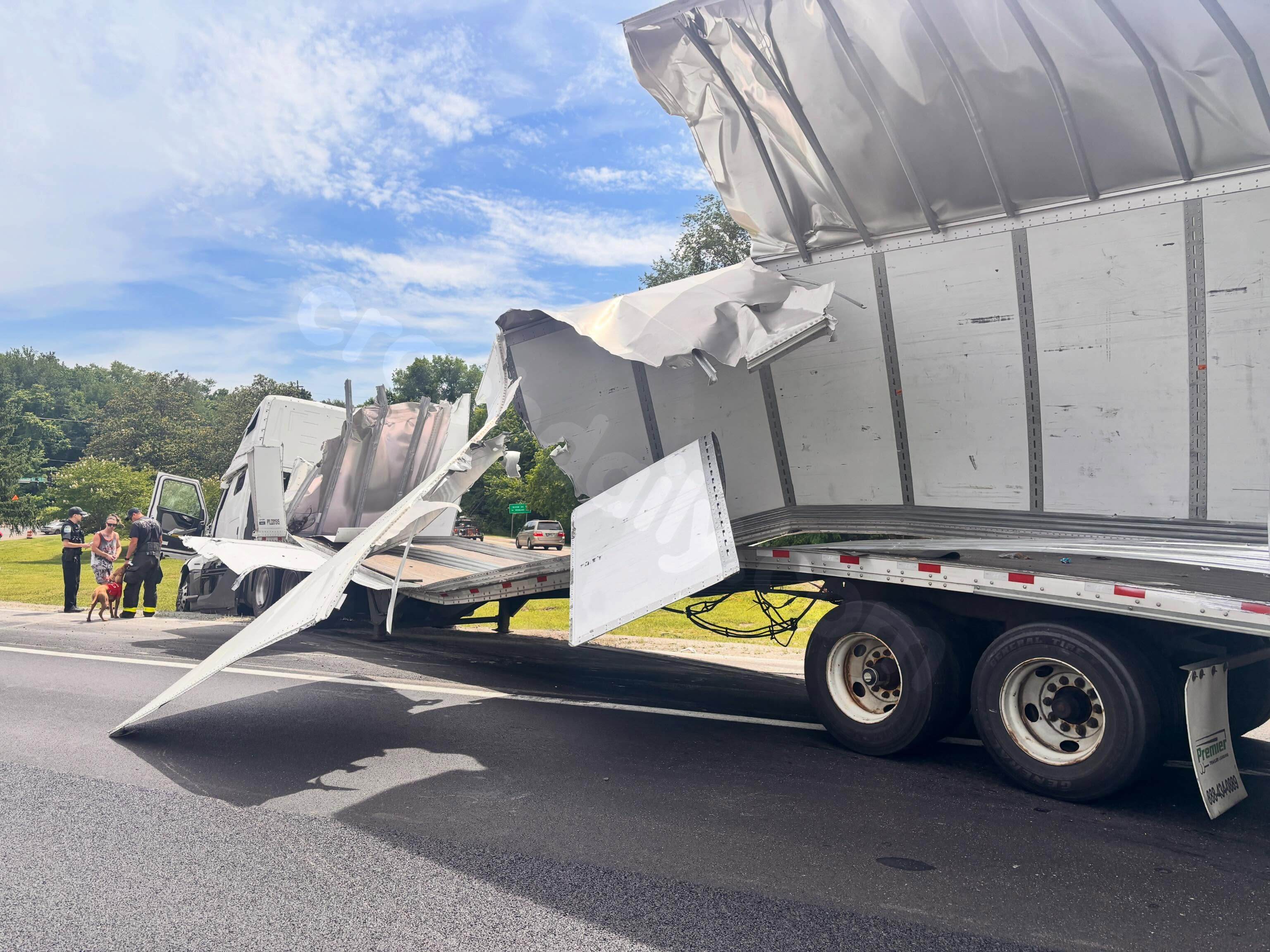 I-275 shut down near downtown Knoxville after tractor-trailer hits overhead sign