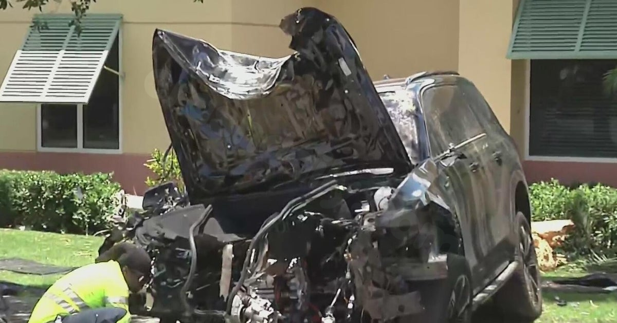 Man in custody after he crashes SUV into a building, then steals Good Samaritan's car in Broward, BSO says