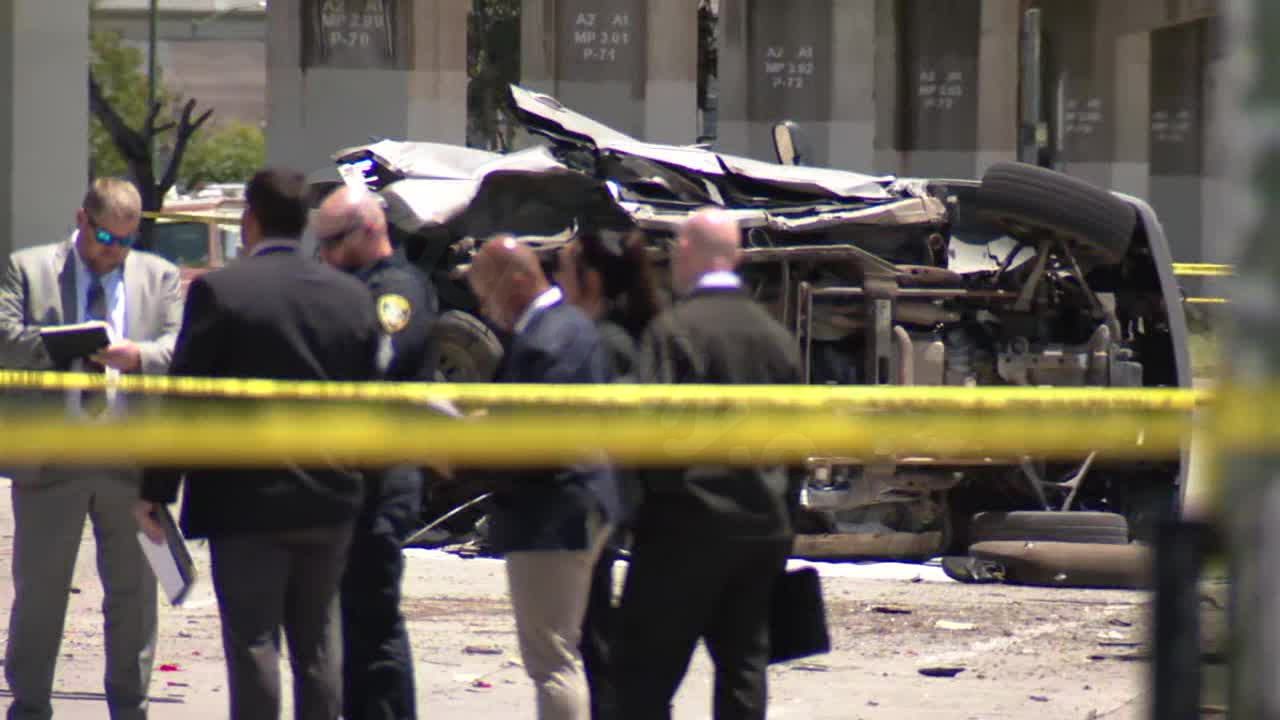 2 dead, Oakland police officer injured in alleged stolen vehicle crash