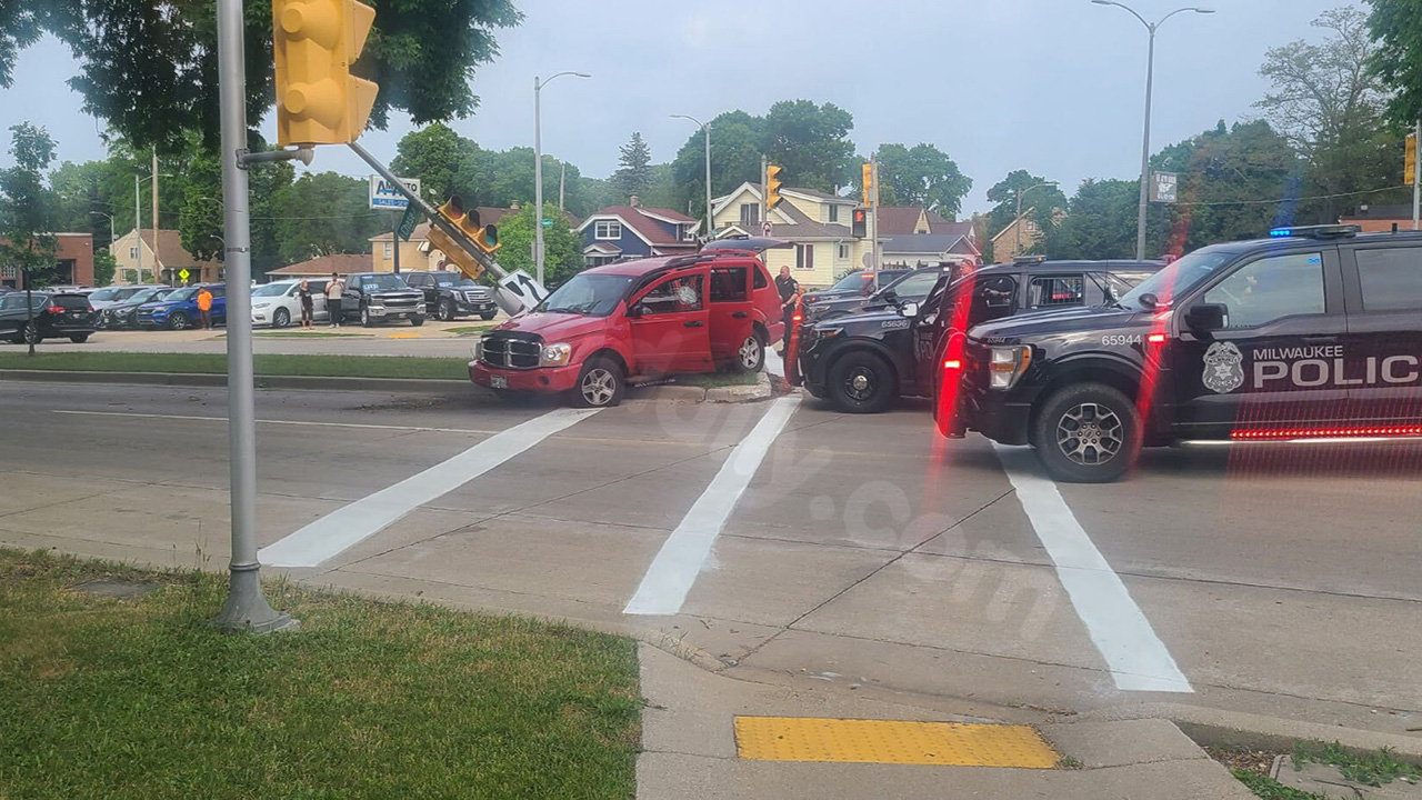 Milwaukee police chase, crash; vehicle wanted in bank robbery