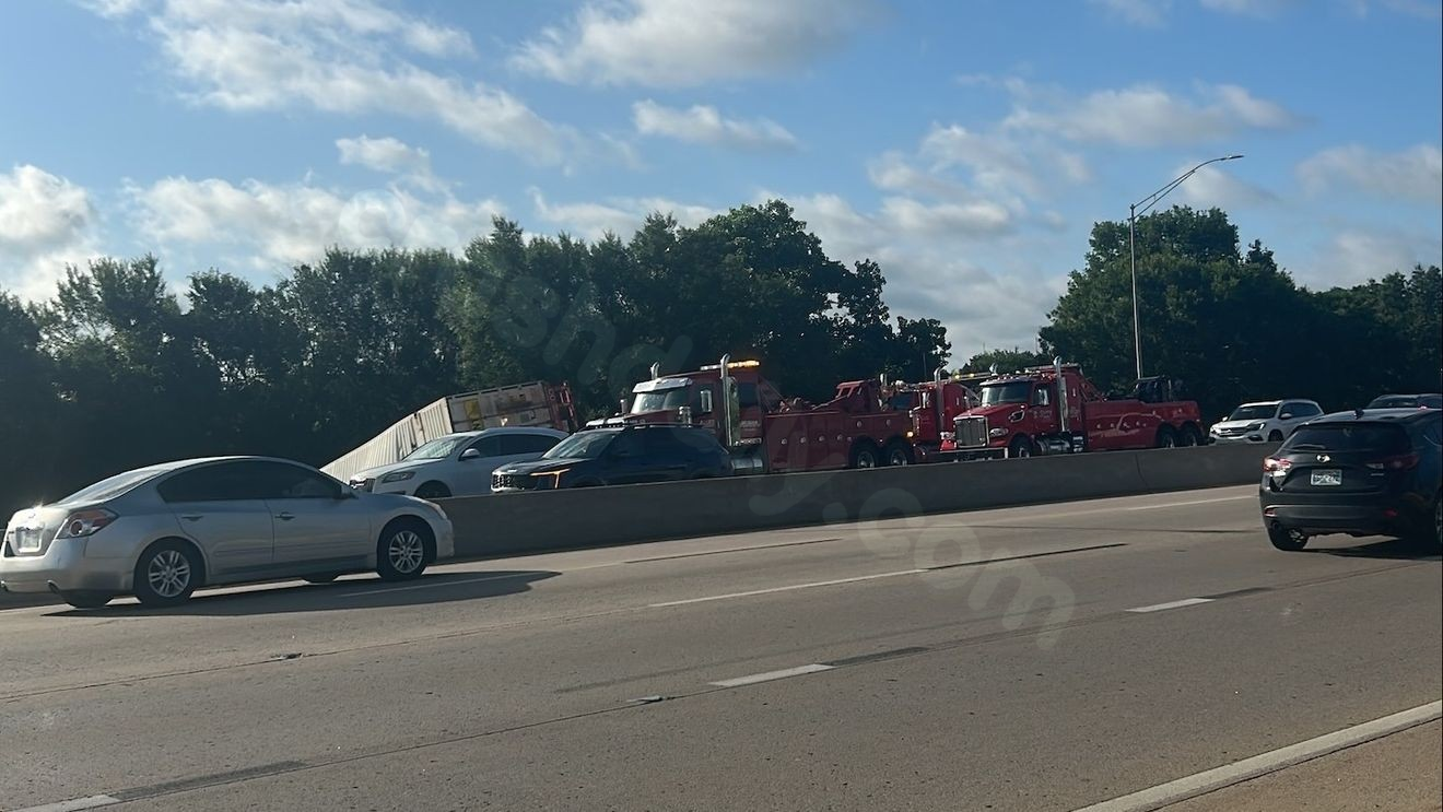 Emergency crews responding to semi-truck rollover crash in south Tulsa
