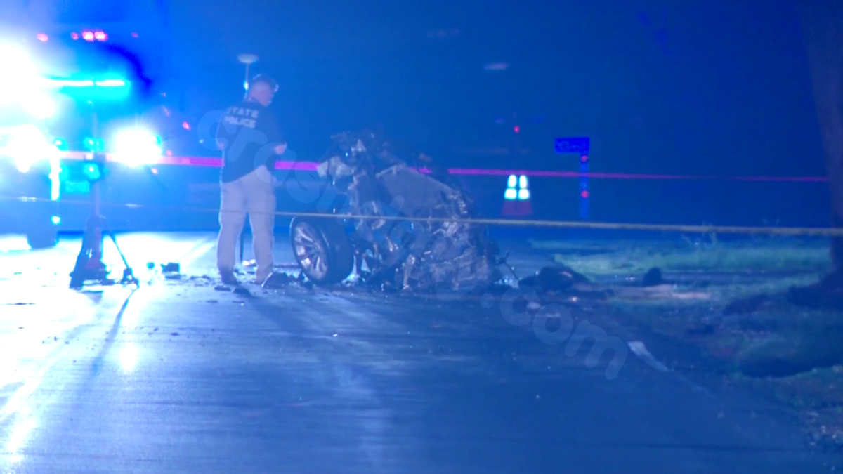 19-year-old man dies after vehicle crashes into tree in Topsfield, Massachusetts
