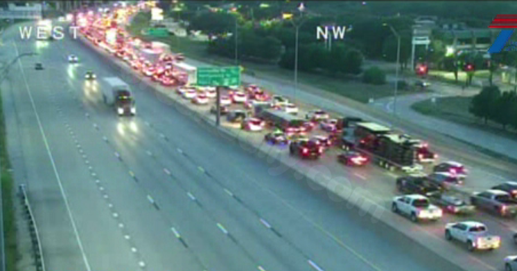 Man killed in rollover crash on westbound I‑30 in Fort Worth, authorities say