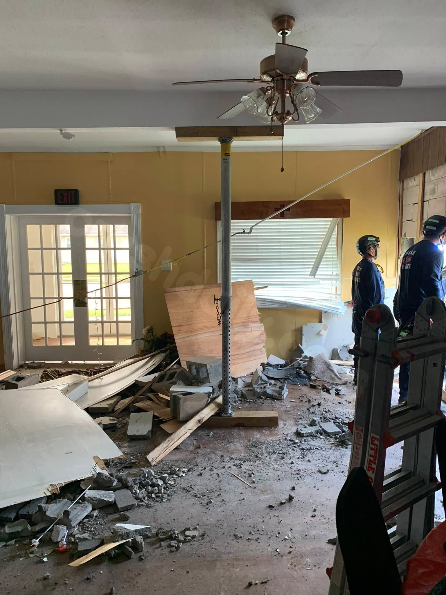 Vehicle crashes into Franklin building, investigation underway