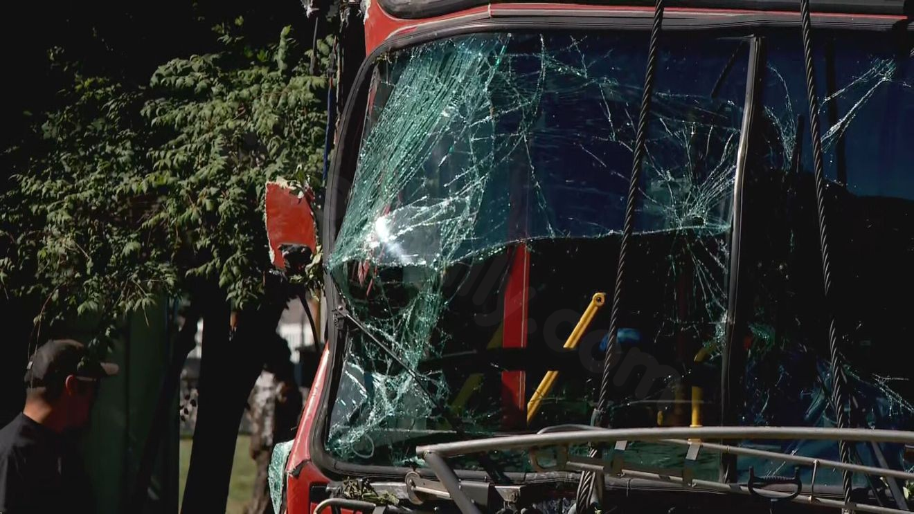 UTA bus operator loses consciousness, crashes into tree in Clearfield