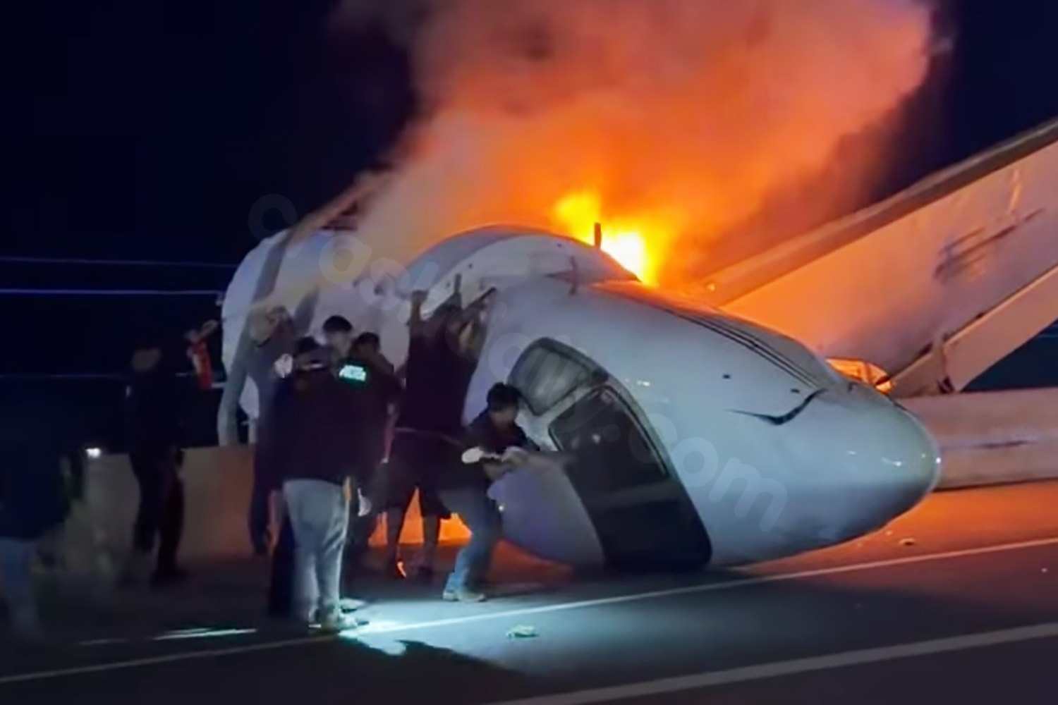 Fiery private jet crash on Texas highway sees bystanders rush to free passengers; 1 killed