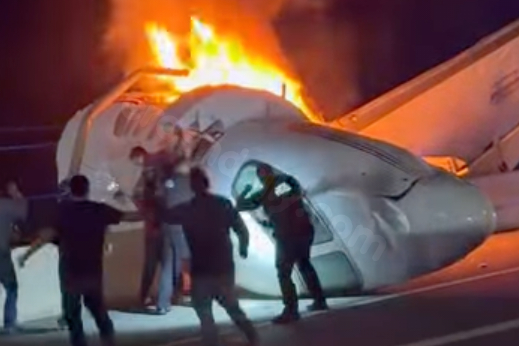 WATCH: People rush to try to help plane crash victims on Texas highway