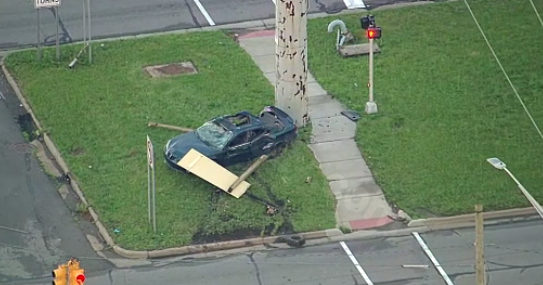 1 dead, 4 arrested after Warren police chase ends in crash at Detroit border