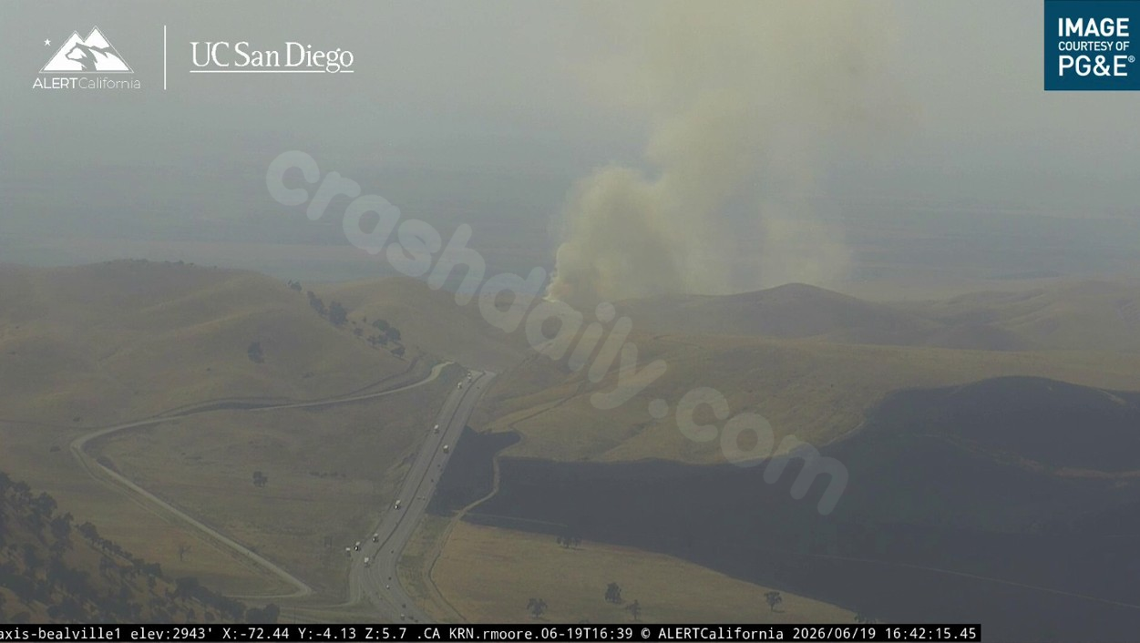 Deadly crash off Hwy 58 leads to brush fire east of Bakersfield