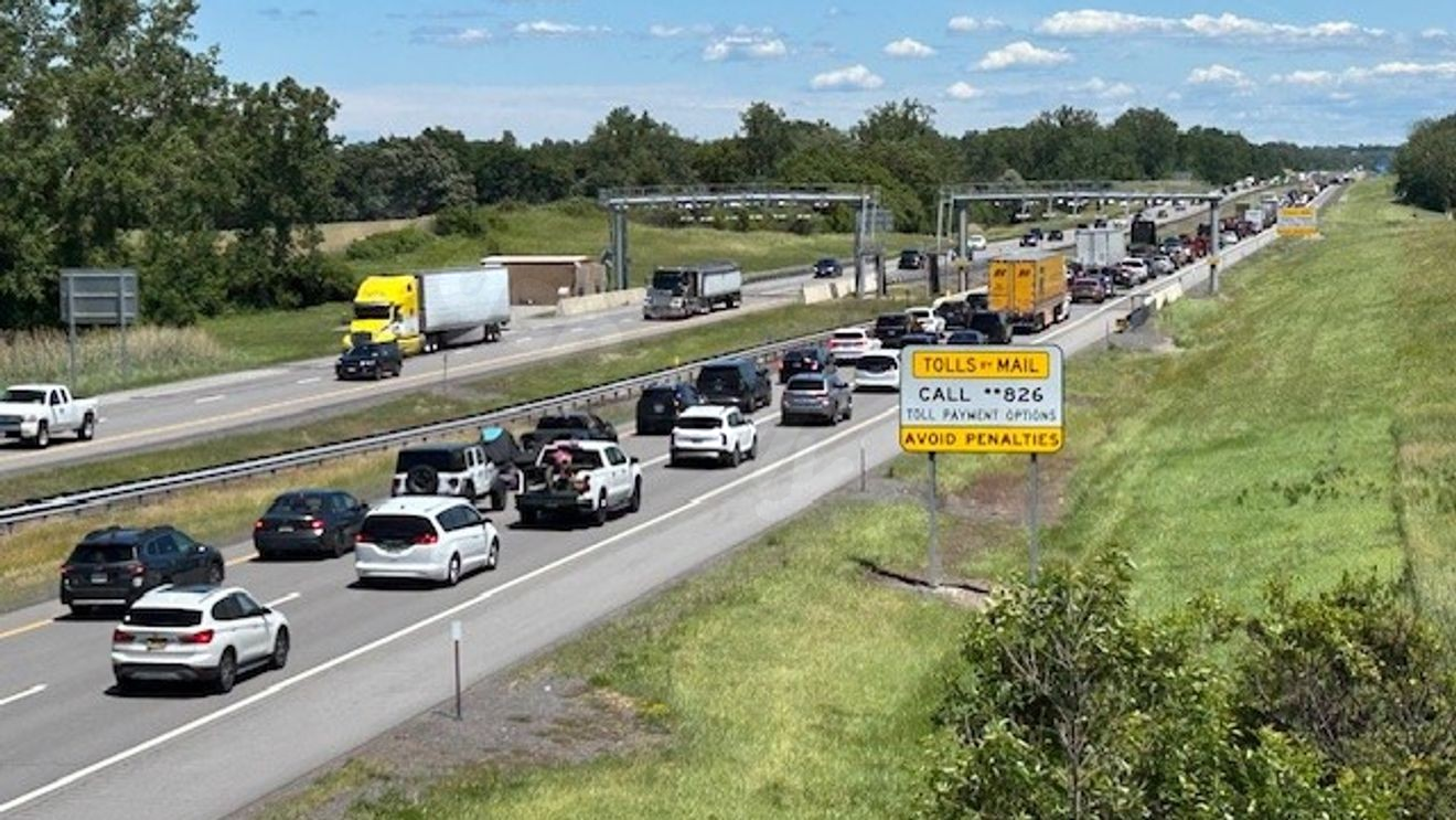Rollover crash causes traffic delays on NYS thruway