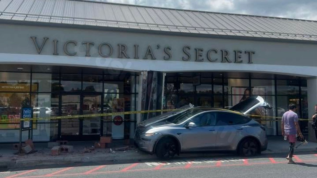 Car crashes into pillar outside of store in Hershey outlets