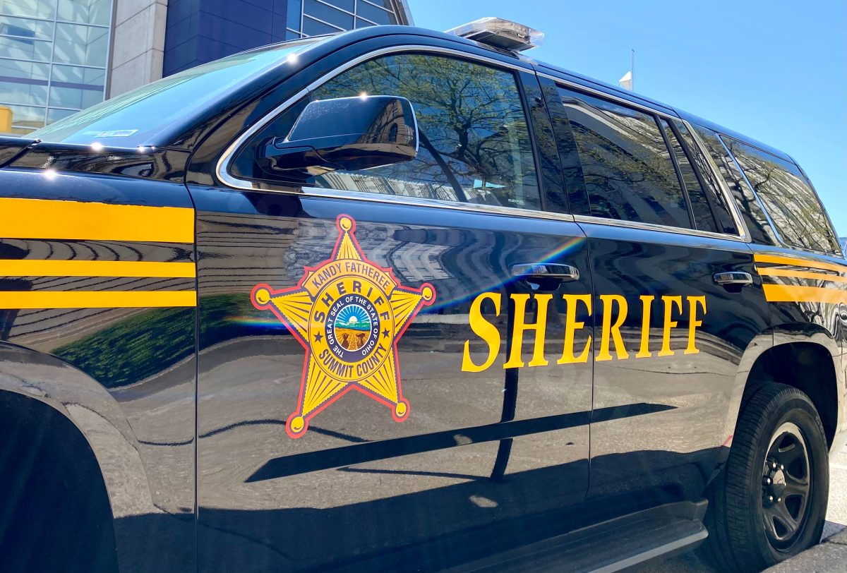 5 hurt after van rolls off I-480: sheriff
