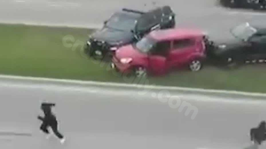 Car crashes into pole in police chase on Milwaukee Co. freeway
